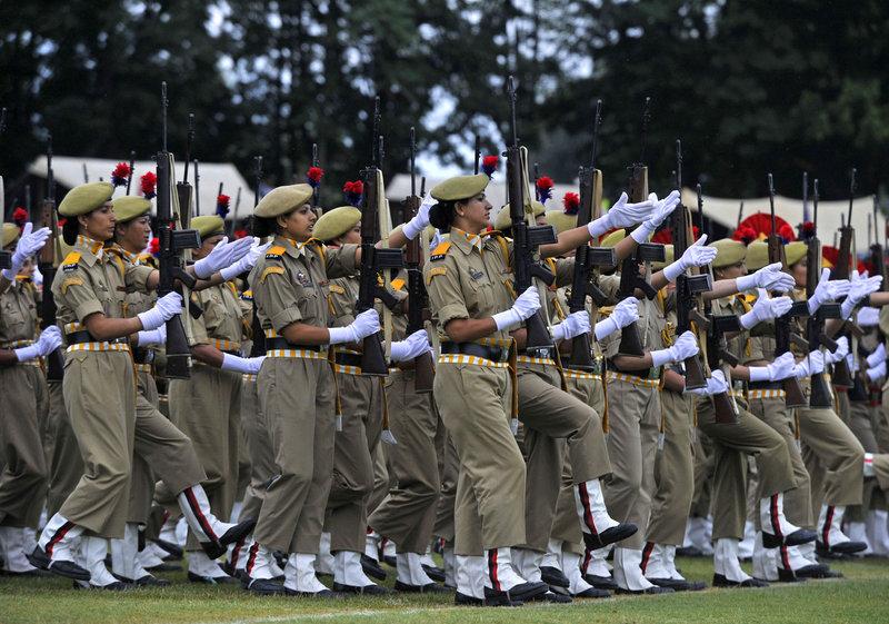 取消摩托车特技后，谁来解释印度阅兵式上的“演算数学题”表演