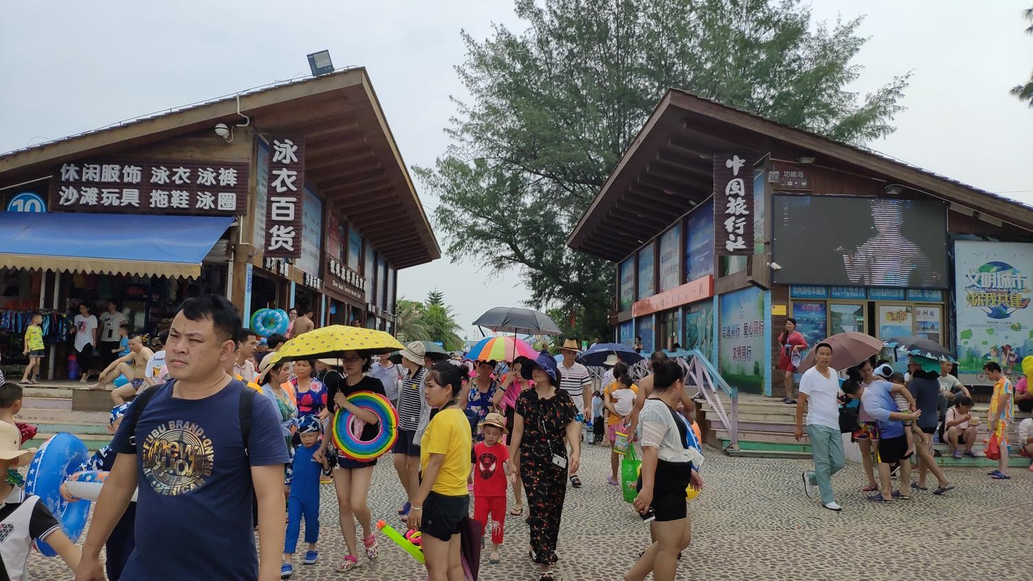 一望无际的人头太吓人了！这辈子第一次在银滩见那么多人