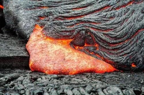 不小心掉入火山如何自救,如果掉进岩浆会怎样自救