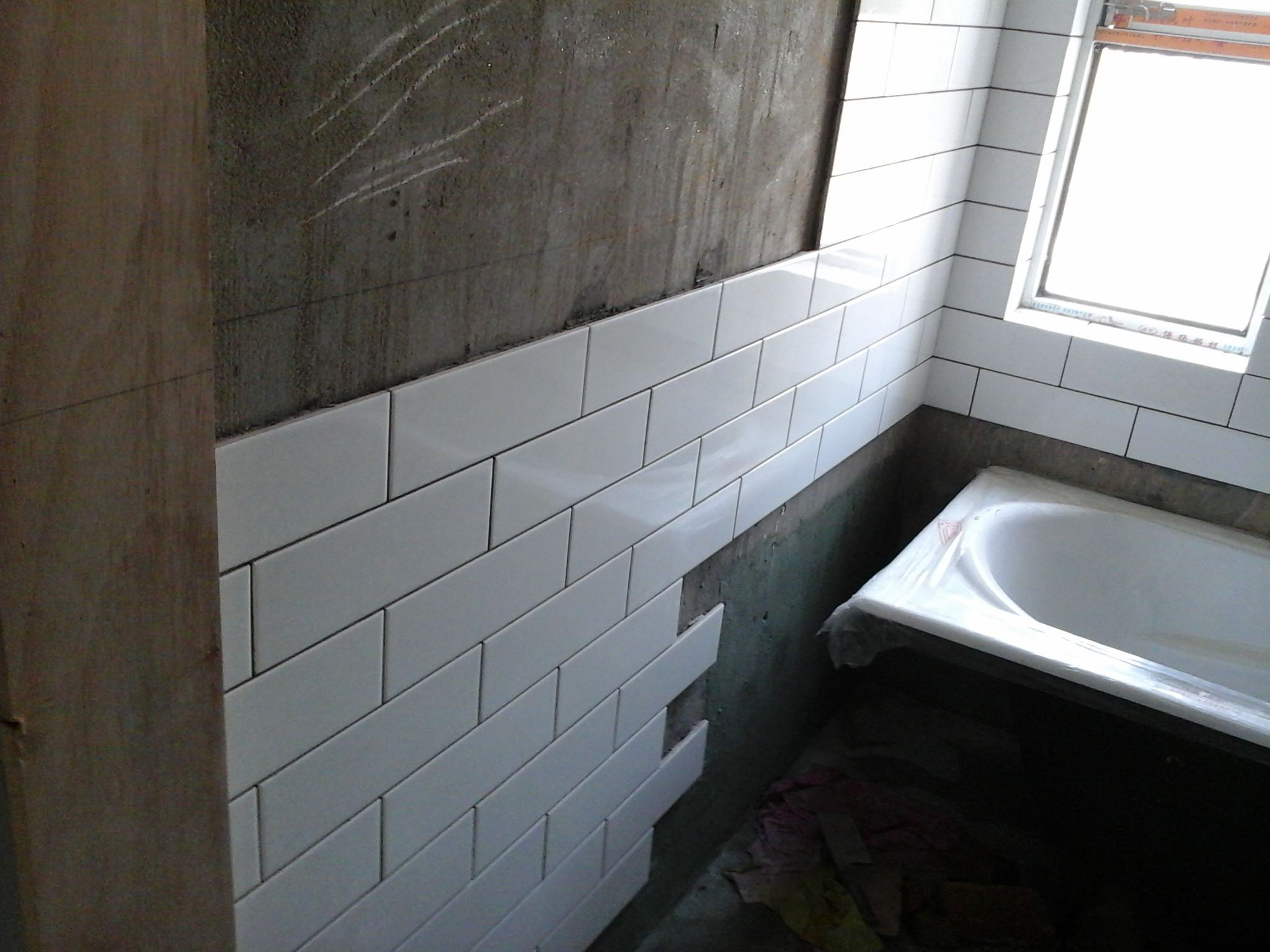 铺瓷砖水泥砂浆好还是瓷砖胶好,水泥砂浆与瓷砖背胶哪个合适