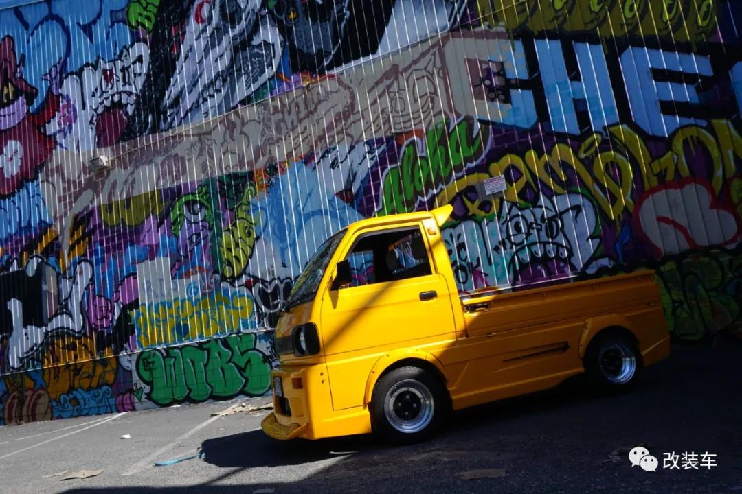 中置四驱五速手动的双门超跑，今晚我在秋名山等你