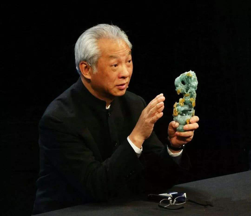 美女带玉蝉去鉴宝专家说胆子真大,鉴宝专家女子佩戴价值百万玉蝉