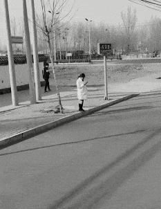 “兄弟睡觉压得胳膊都变色了，要不要叫醒他？”醒来一定很酸爽