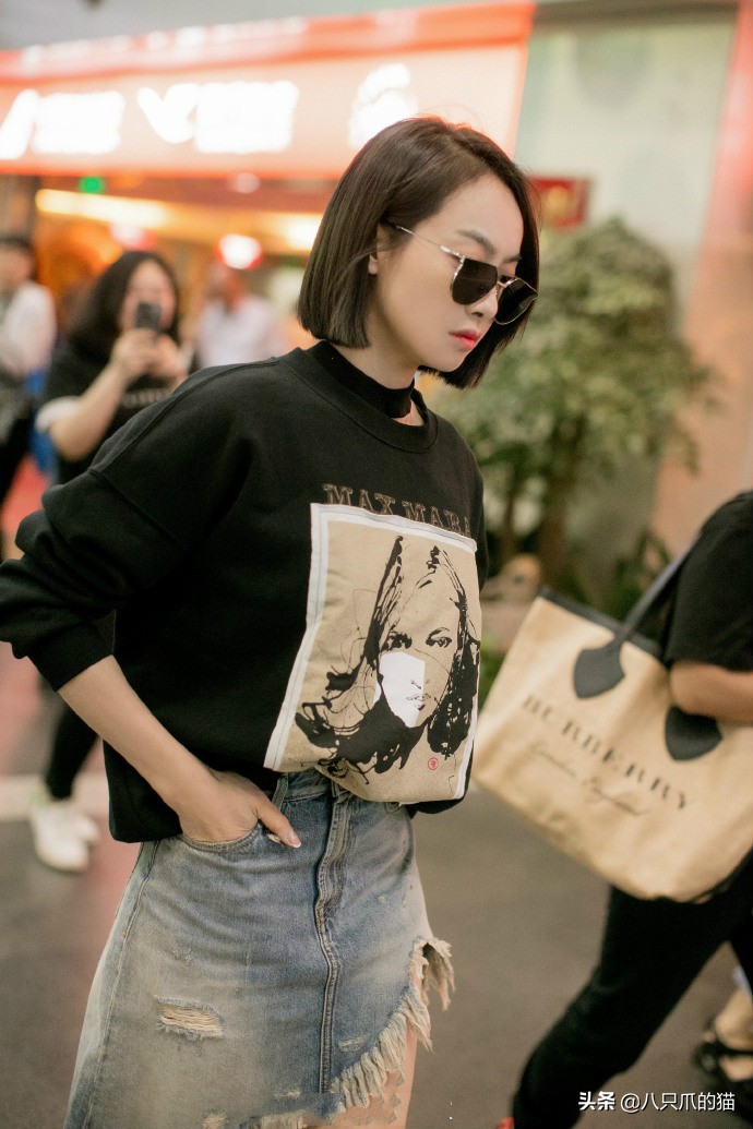 宋茜红色皮裙,宋茜穿了一条白色的裙子