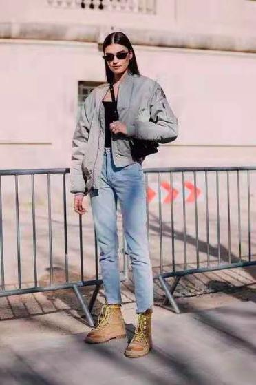 短款宽松羽绒服搭配单跟鞋,洋气短款羽绒服搭裤子