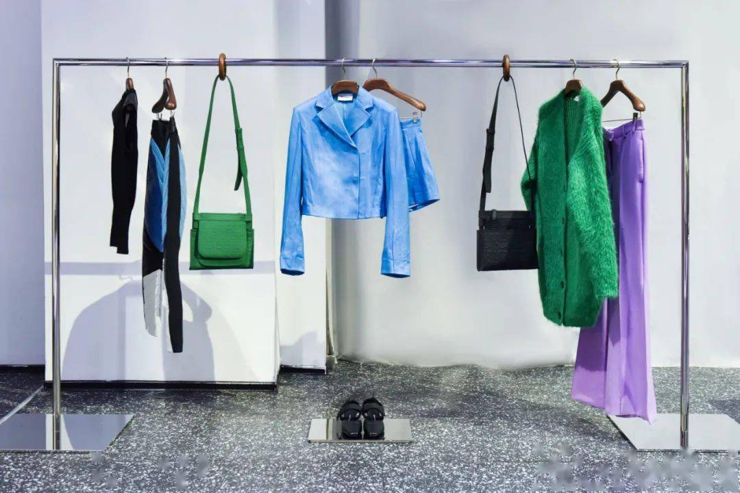 献礼影片《革命者》《1921》上映、菲拉格慕发布2021冬季系列...