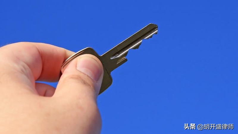 拖欠租金房东能不让租客进吗,租客拖欠租金房东可以强制搬空吗