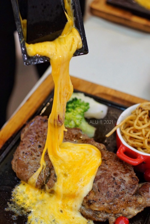 福牛年聚豪客来，厚切牛排加上瀑布芝士，美味翻倍