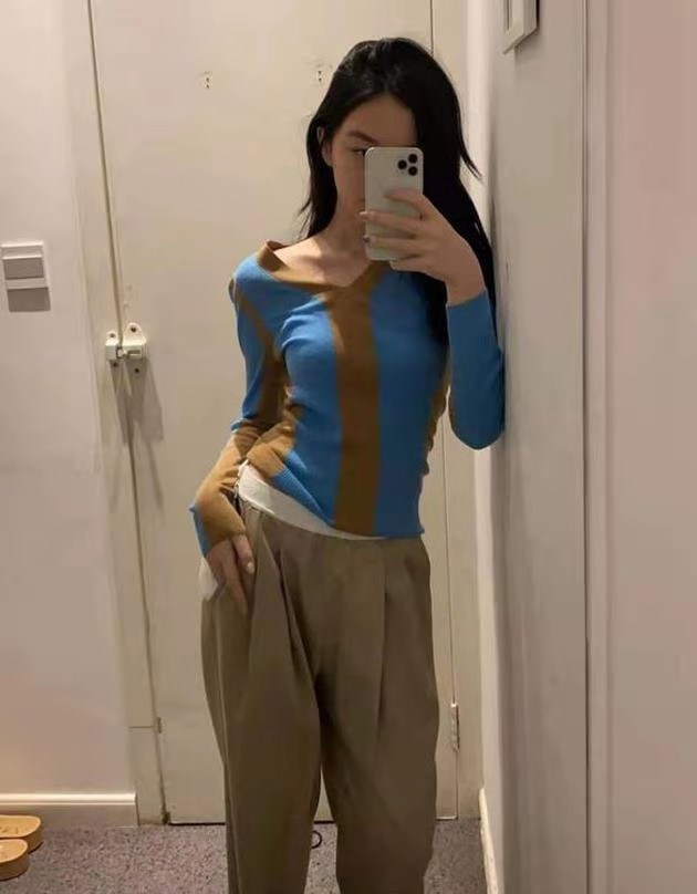 14岁李嫣太早熟，留长发穿针织衫凹紧致曲线，露白皙美腿秀妩媚