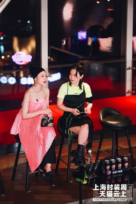 时装周的线上展览,时装周现场直播视频