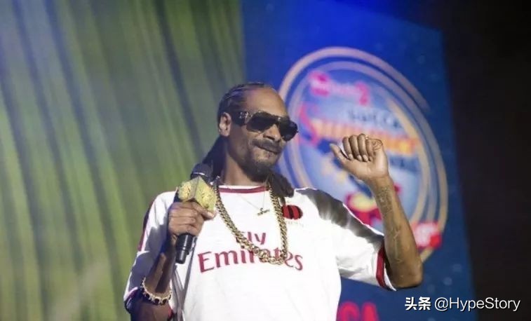 他是西海岸教父级的说唱歌手,也是足球圈最拽的球衣狂魔