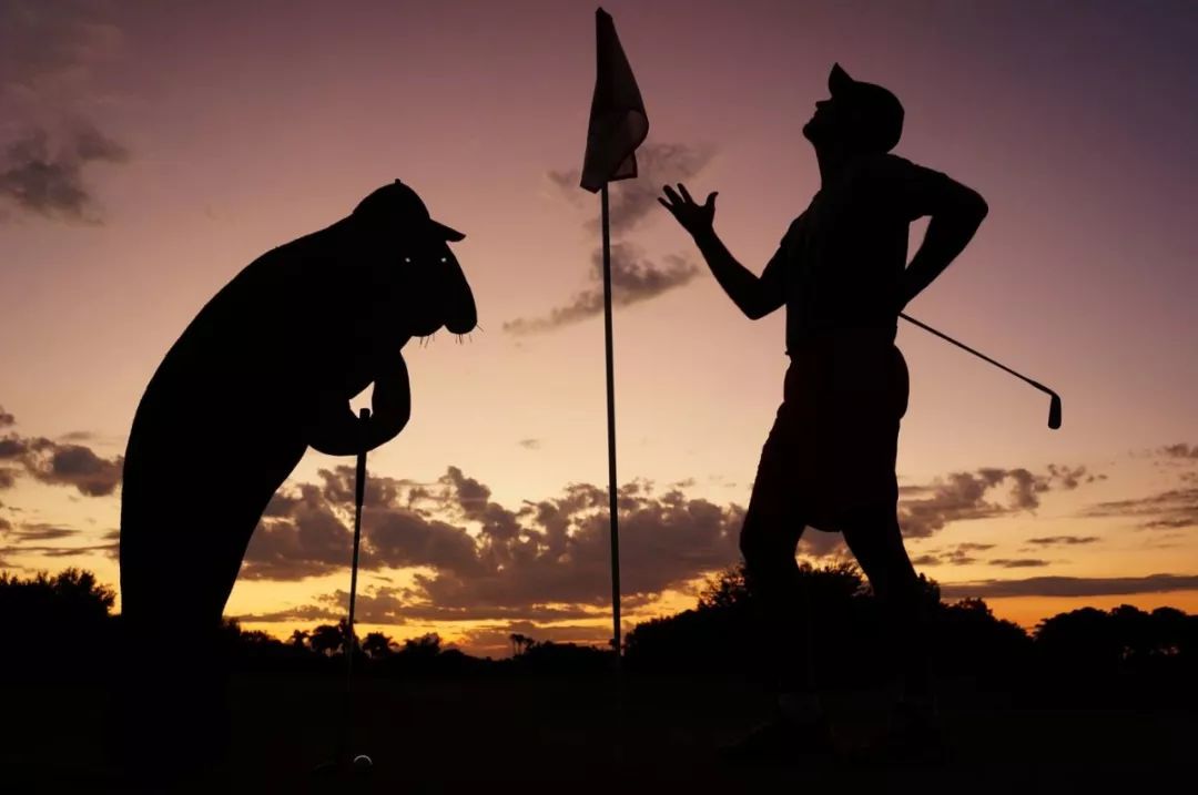 这个男人拍的漫画剪影，小孩看笑了，大人却哭了......