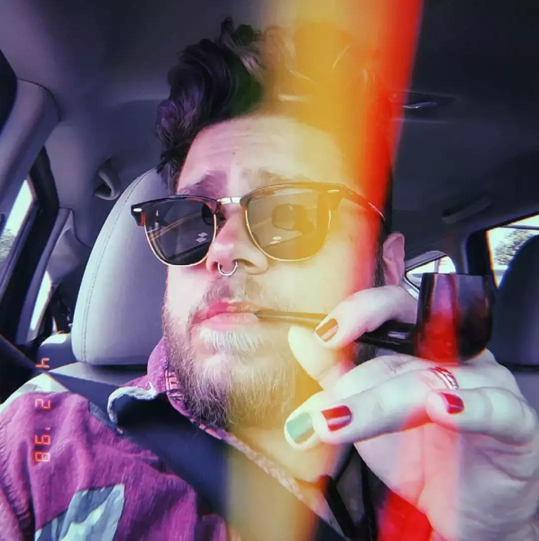 我应该给这些被骗来做美甲的男生道个歉