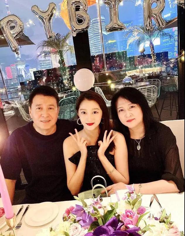 关晓彤宝格丽粉色,关晓彤的奢侈品大全