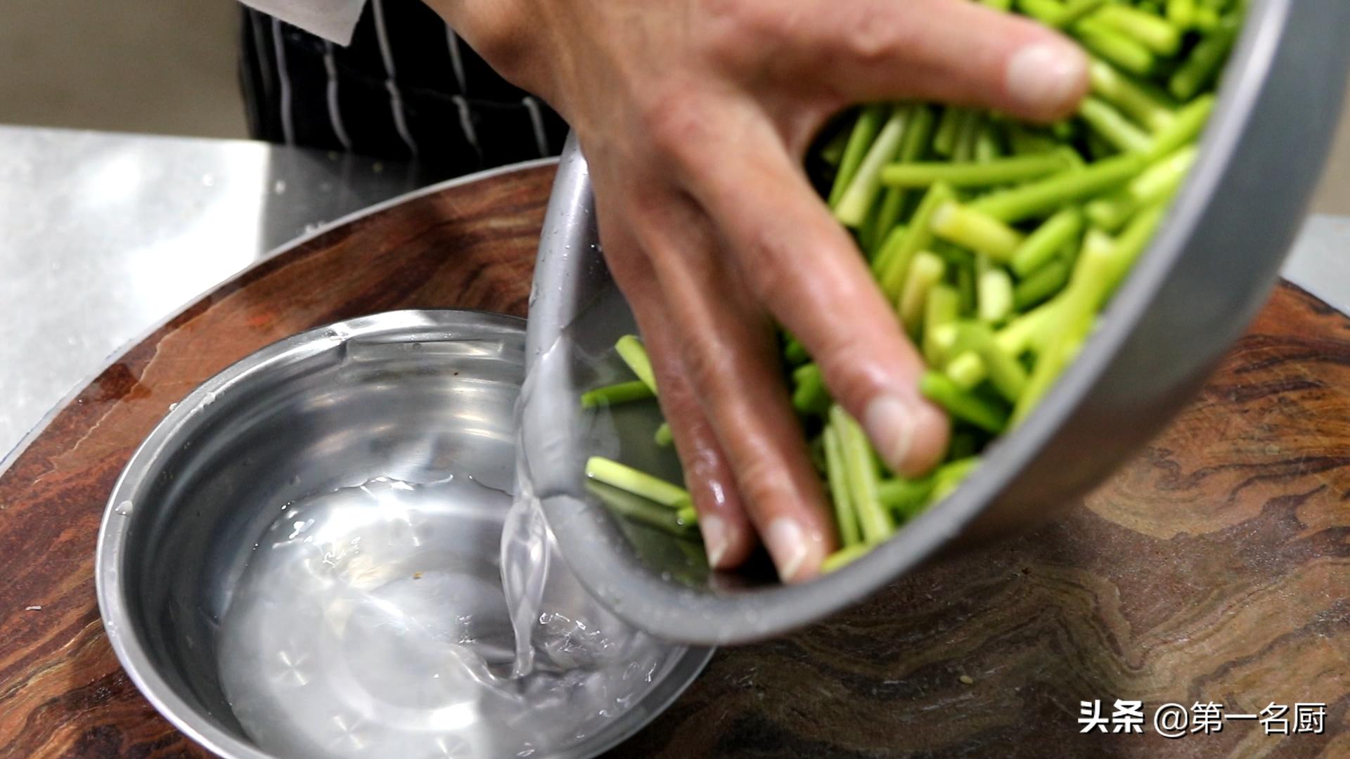 快速腌蒜苔怎么腌好吃又脆,大厨教你蒜苔的家常做法