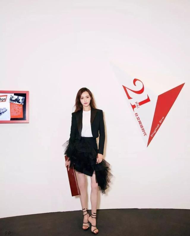 西装配裙子适合哪种发型,中长西装配什么裙子好看