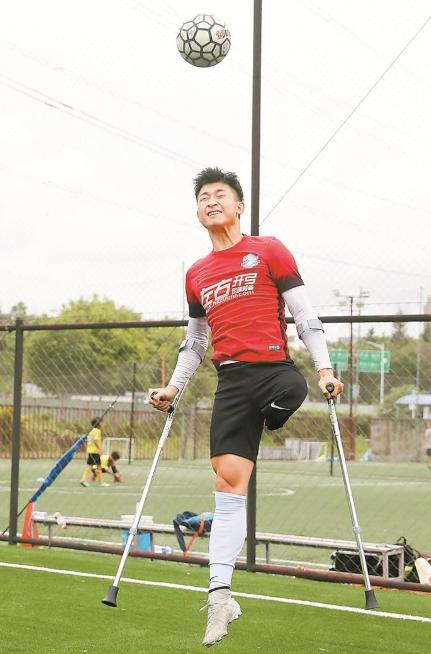 双腿截肢的足球小男孩,神奇小子二段踢