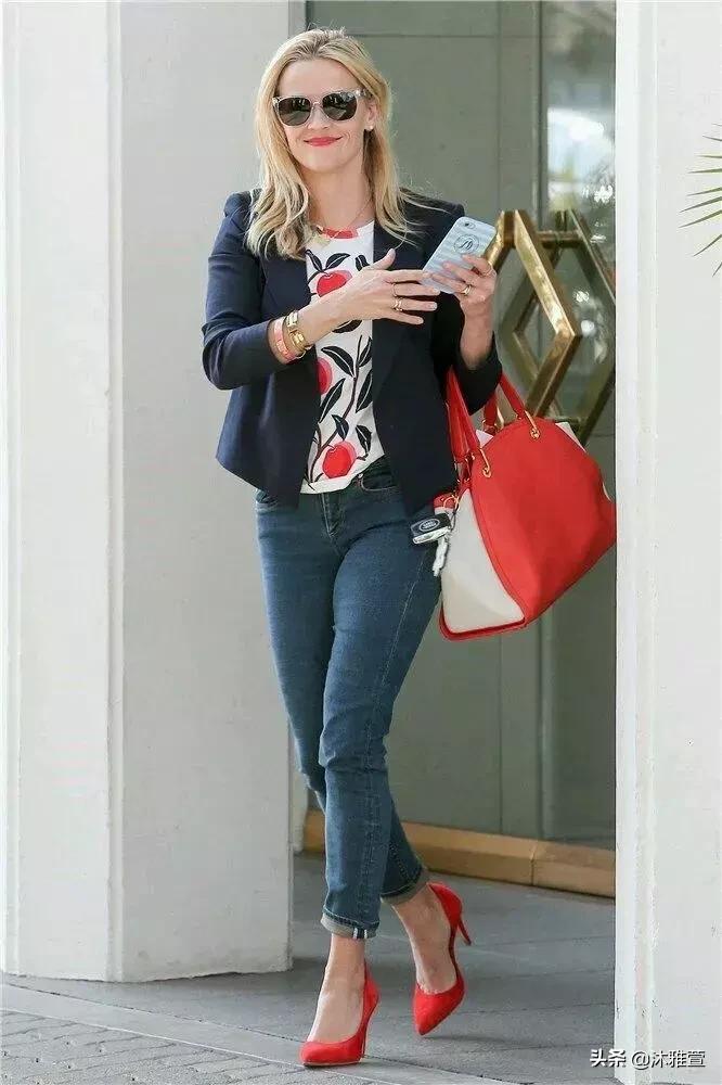 穿红色衣服红色鞋子,红色芭蕾单鞋配牛仔裤