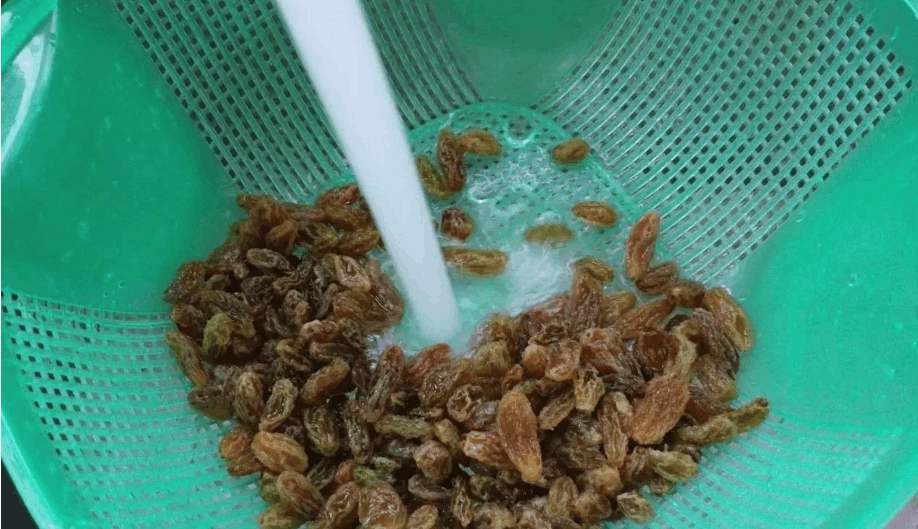 街上卖的袋装葡萄干可以直接吃吗,网上买的葡萄干吃的时候用洗不