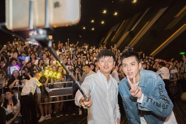 非理性追星有风险粉丝须谨慎,脑残粉疯狂追星过激事件