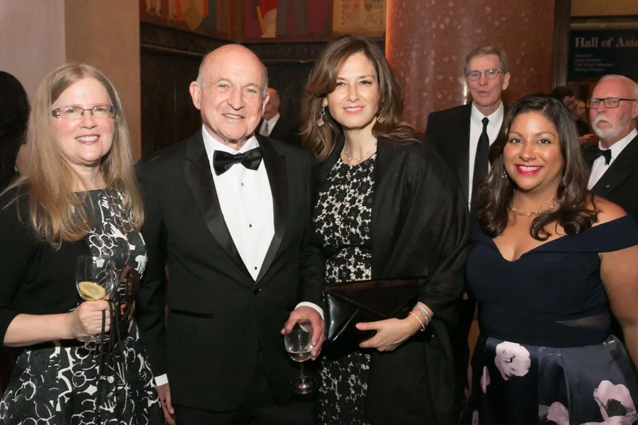 学乐集团继承大戏：CEO突然离世，办公室恋情和意外遗嘱公之于众