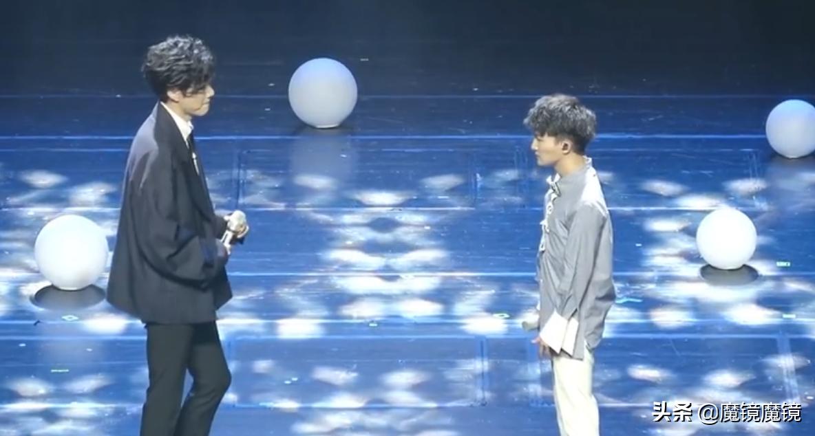 月弯弯周深王晰评价,月弯弯王晰周深完整版qq音乐