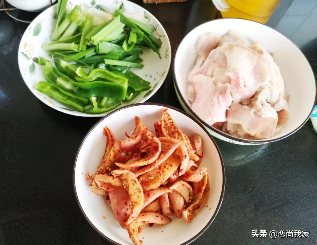 这个农家小炒菜，用萝卜干和猪肉一起炒，下饭就是香，肉贵也要吃