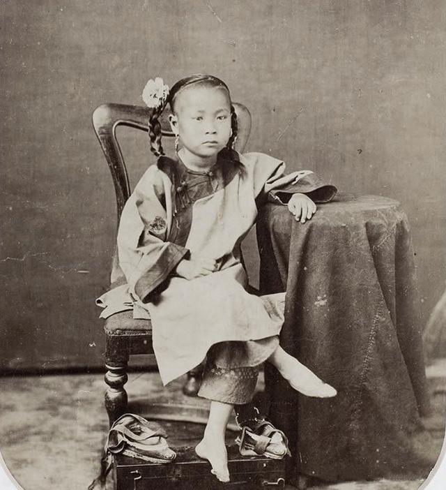 实拍三寸金莲裹脚缠足全过程,三寸金莲的详细缠足过程