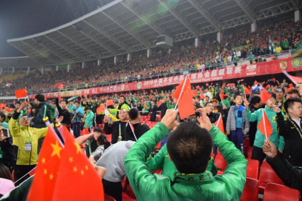 赛前球迷唱响“我爱你中国”最强音——“时代楷模”北京榜样和共和国同龄球迷代表共同领唱