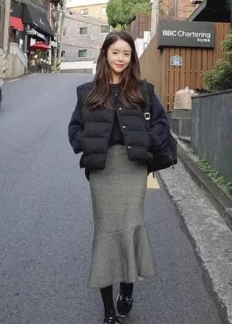 冬天时尚白色羽绒马甲穿搭,时尚百搭高档羽绒马甲穿出气质