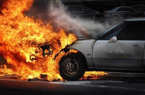 自己不小心把车烧了，保险公司会理赔吗？