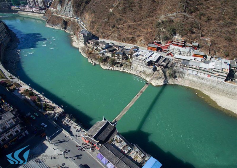 泸定桥上的铁索铁环是怎么悬空的,泸定桥铁环与铁环之间怎么连接的