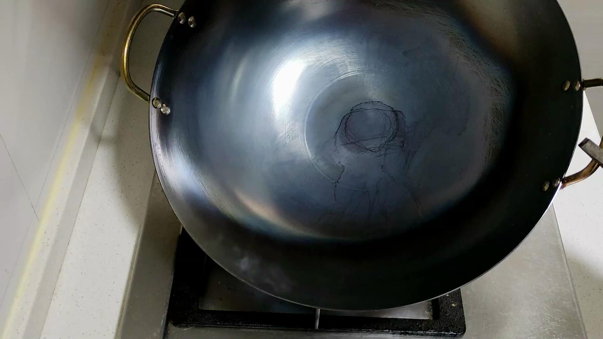 新铁锅不要直接用大厨教你开锅,新买的铁锅开锅不要猪肉