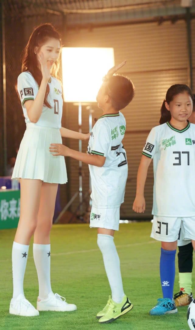 上帝是独宠关晓彤一人吧?踢球穿显胖的白袜,却让腿比小孩的腿细