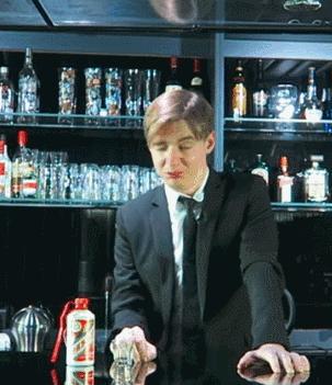 老外不相信茅台的威力,老外喝中国白酒烧刀子