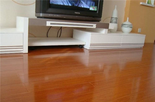 100平复合木地板铺下来多少钱,木地板几十元和几百元的差别