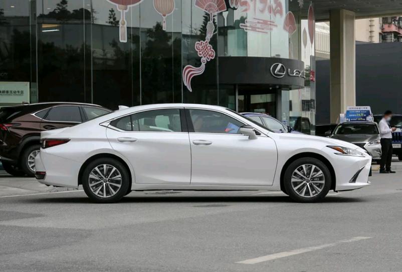 新凯美瑞顶配对比es200,25万丰田凯美瑞