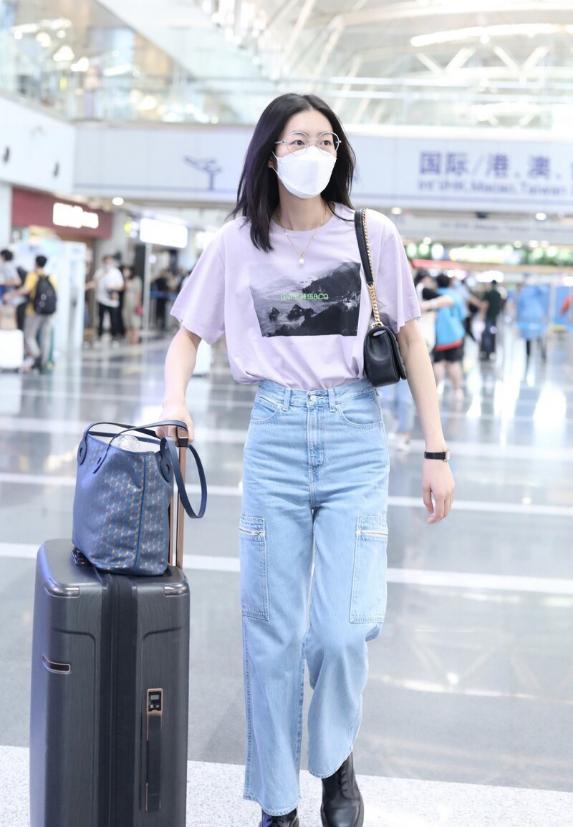 刘雯穿牛仔裤尽显大长腿，不愧是超模身材，腿也太长了