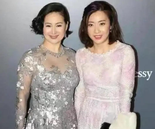 43岁甘比和60岁何超琼同框,何超琼甘比成龙