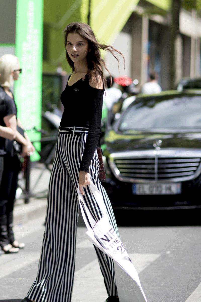 现在的斜挎帆布包还流行吗,还在背水桶包吗