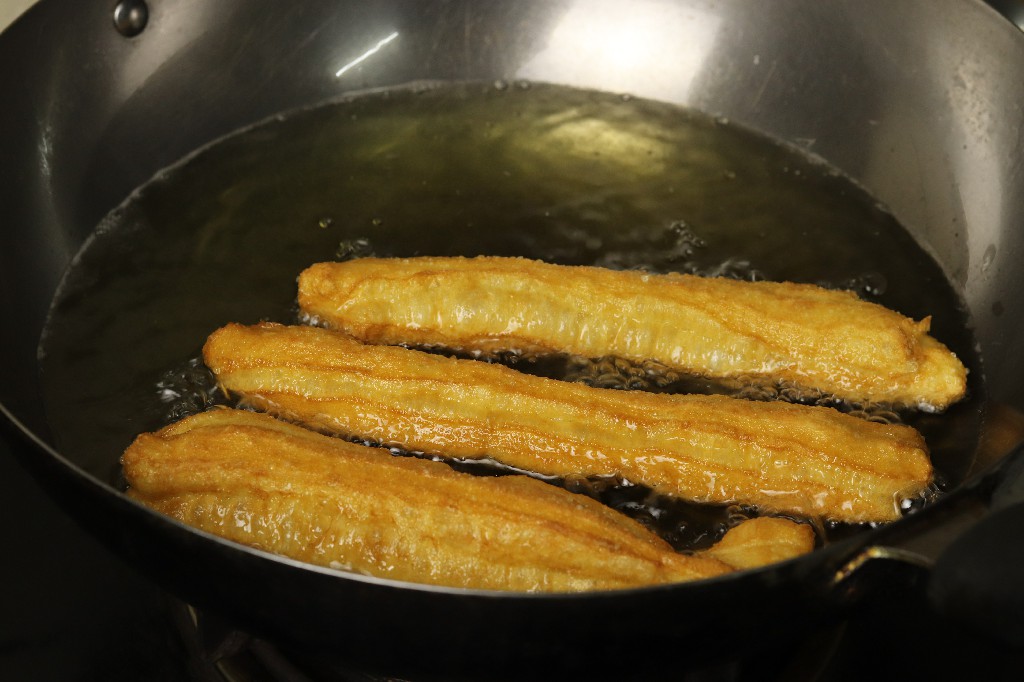 油条怎么和面才松软酥脆不筋道,为什么炸出来的油条不暄软蓬松