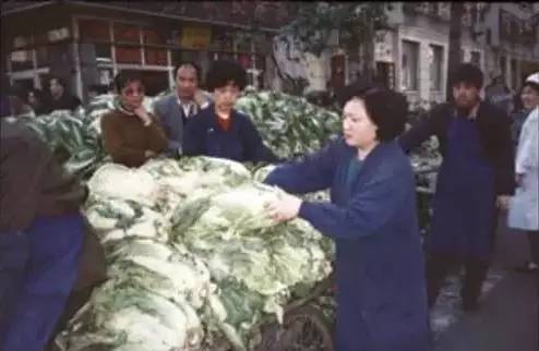 小时候没有暖气过冬视频,小时候没有空调的夏天都怎么过