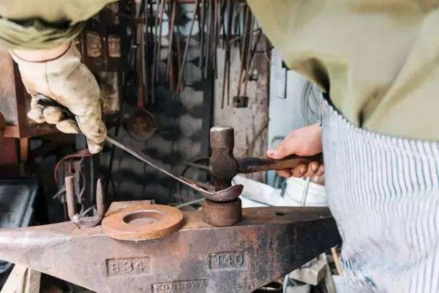 餐桌上饭菜的味道,餐桌上的金属
