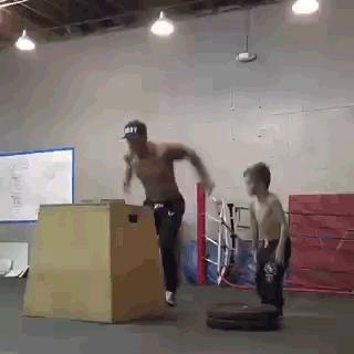 这就是90后爸爸带娃方式,爸爸的带娃方法是不是最好的