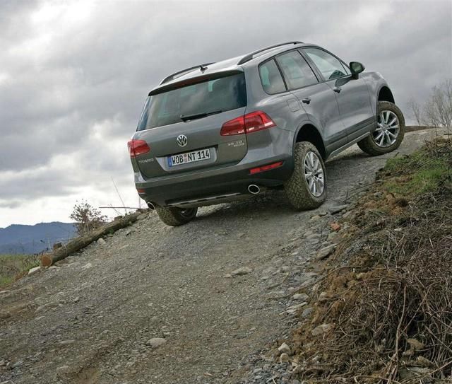 自动挡在上坡路堵车怎样行驶,自动挡路上遇上堵车