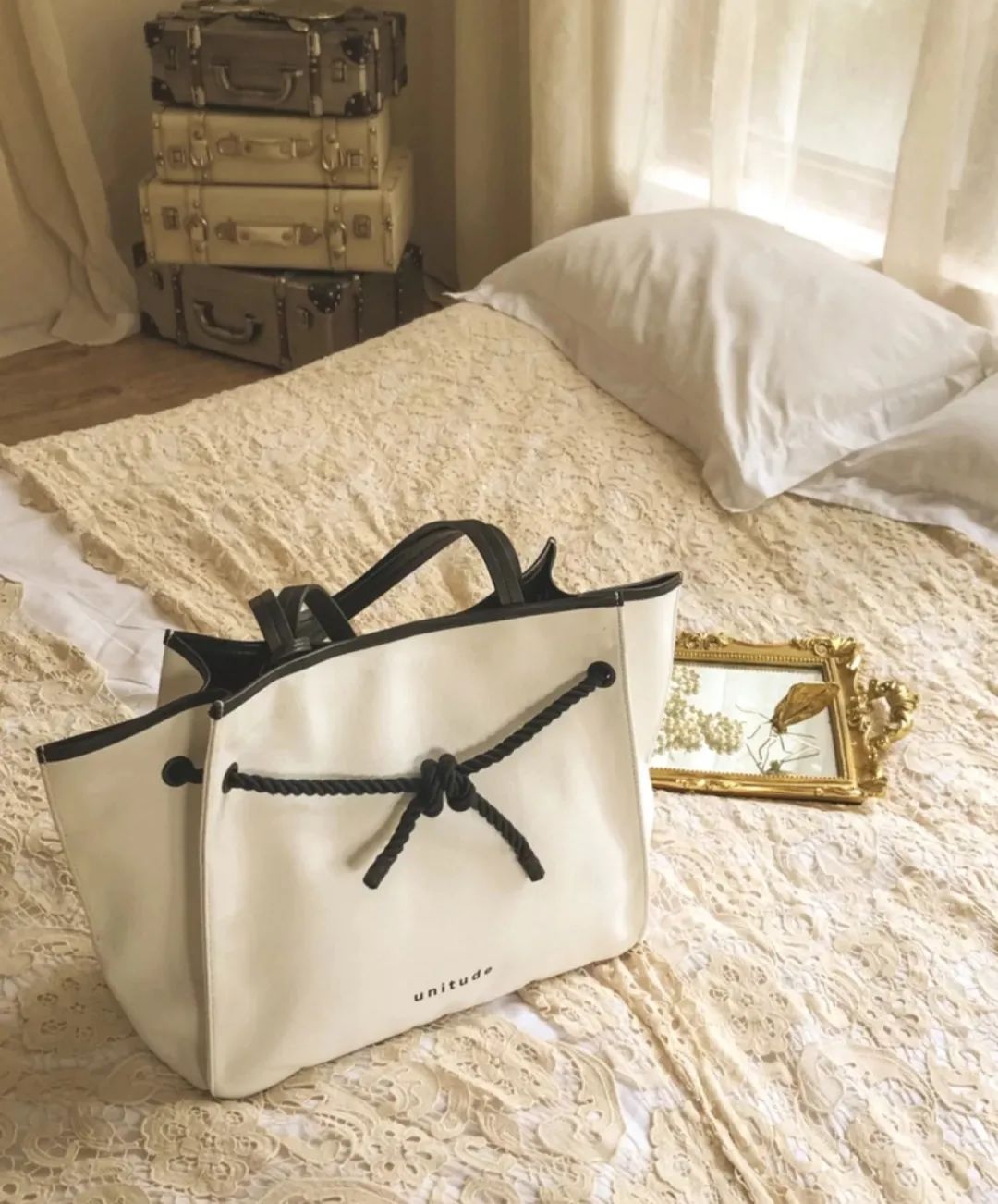 这才爆红一年就这么能“装”了?3w的包一背我都认不出来了…