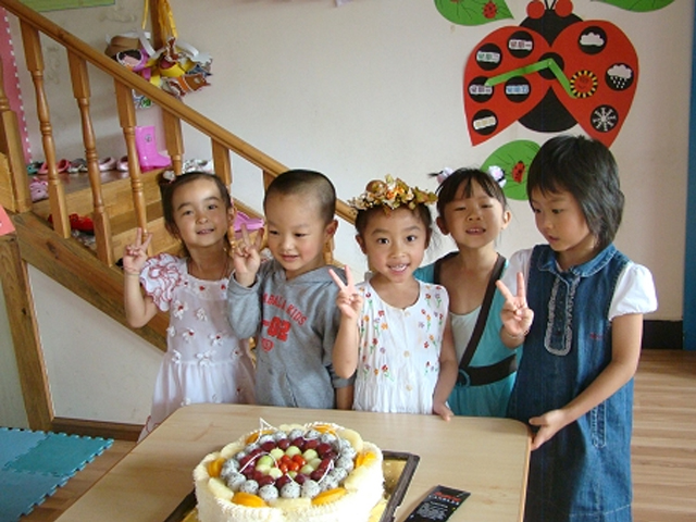 孩子生日要不要送蛋糕去幼儿园,孩子过生日要不要带蛋糕到幼儿园