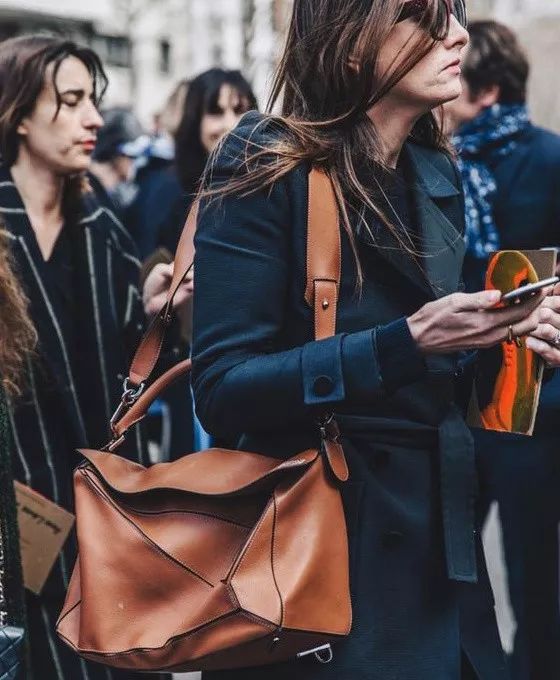 女人一定要有个好包吗,为什么女人只需要一个拥抱