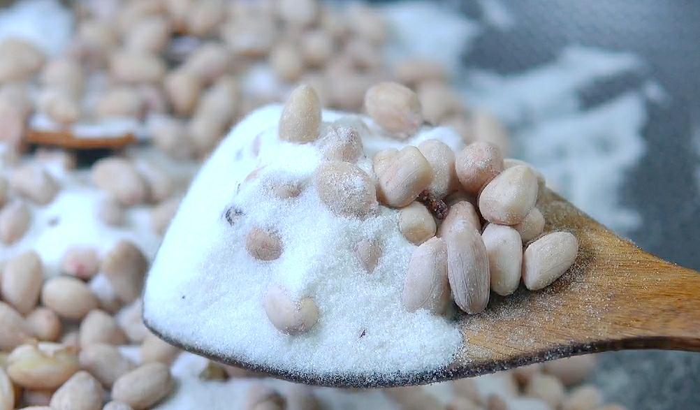 如何用微波炉做盐焗五香花生米,烤箱盐焗五香花生米商用做法