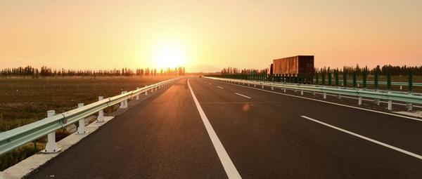 爱自由爱运输赵国永与多利卡飞驰在路上